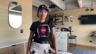 Грудастая латиноамериканская милфа с большой жопой трахается во время интервью для Джонни Грея порно