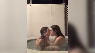 Лесбийский Публичный Трах в Горячей Ванне Мотеля порно